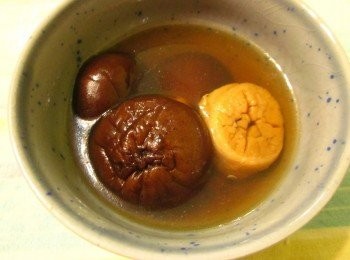 step2: 香菇和干貝加少許酒放電鍋蒸10分鐘