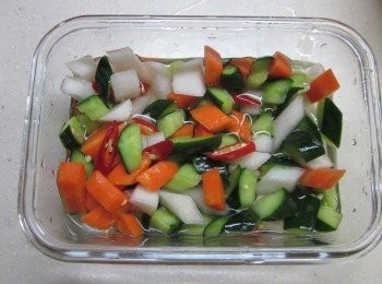 step4: 取一容器放入白醋2大匙.糖3-4大匙,水3-4大匙,加入3.蔬菜丁醃一晚致入味即可(啫辣者可加入辣椒一同浸泡)