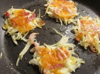 step5: 起司熔化黏住馬鈴薯絲後翻面續煎到金黃色即可起鍋.