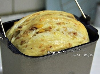 step6: 這次的吐司很爭氣的冒出頭來
宛如是個躲在門後偷瞧的害羞孩子
色澤與四溢的香味更是讓人滿心歡喜起來
原本沉重的眼皮頓時也輕盈了起來