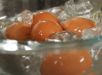 step3: 立即放入冷水中，待涼後剝去雞蛋殼