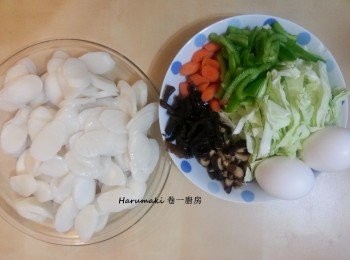 step1: 配菜:  甘筍,椰菜,木耳,冬菇,青椒,素肉丸 
醬料: 茄醬:水 = 1:1
調味: 各少許
紹興酒,黑胡椒, 鹽, 糖