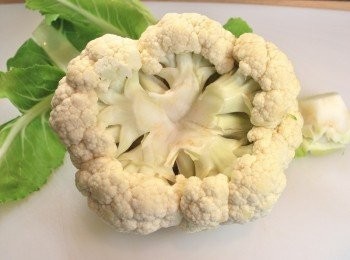 step1: 切去花椰菜外層綠葉，自底部斜角切一圈去除中間硬梗，烤盤抹油或鋪上烘焙紙備用