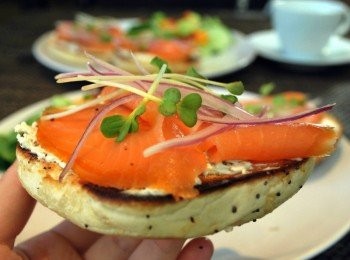 step4: 貝果><span class="group_2">奶油乳酪抹醬</span>>燻鮭魚>洋蔥絲與蘿蔔苗依序疊好，搞定！