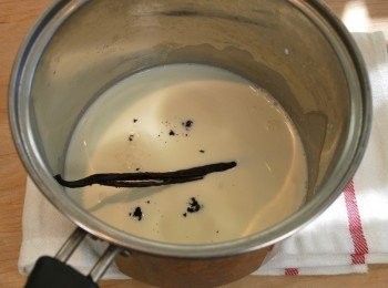 step6: 取一厚底湯鍋，將牛奶、鮮奶油與香草豆莢煮至微滾