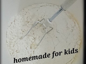 step2: 2.低粉過篩後加入150克牛奶，成無顆粒的轉麵糊；