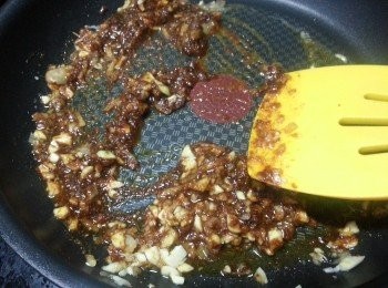 step3: 用中火,先落2湯匙油先把乾蔥(切碎)6粒,蒜頭(切碎)10粒炒香,.轉細火 加入咖哩粉3茶匙，沙茶醬3茶匙，甜醬2茶匙 爆香