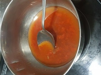 step5: 酸甜汁做法,將<span class="group_3">酸甜汁料:</span>鹽1/4茶匙  ,茄汁1湯匙  ,砂糖2湯匙  ,白米醋2湯匙用慢火將砂糖煮溶