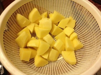 step1: 薯仔去皮切粒，滾水煮20分鐘，盛起備用