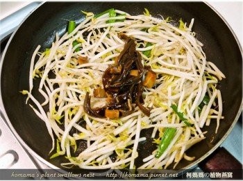 step3: 待豆芽菜翻炒至偏軟後，放入1/3罐的青檸酸辣黑菇醬與些許醬汁。