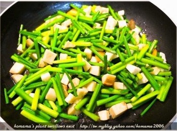 step4: 翻炒片刻後，再放入靠近尾端的韭菜一同拌炒。