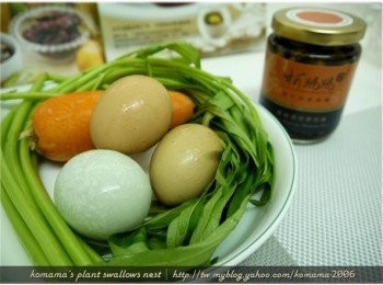 step1: 準備彩色雞蛋、空心菜、紅蘿蔔與香菇昆布黑菇醬等<span class="group_1">食材</span>。