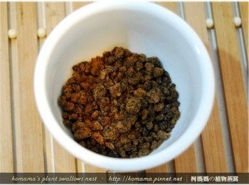 step2: 先將赤崁糖加水，入鍋煮沸成黑糖漿後，放入冰箱冷藏備用。