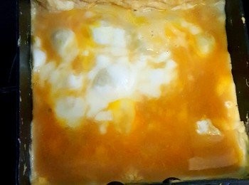 step4: 掃點油，再加蛋漿，加蛋漿要連接上原有捲起的蛋