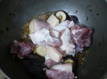 step5: 原鍋放入五花肉及香菇翻炒。