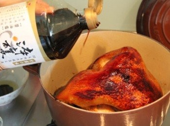 step4: 將蹄膀放入倒入淬釀醬油露、米酒、小火略滾後，倒入開水至鍋九分滿轉中大火煮約40分鐘後熄火。用淬釀醬油露再加上歩驟4爆香的動作，就可免去傳統魯肉包的做法，就可以得到香噴噴的美味