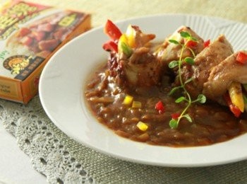 step5: 雞肉捲切塊放入盤中，淋上咖哩醬即完成。