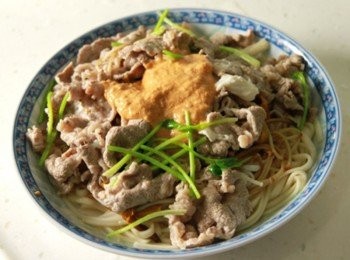 step4: 取容器放入麵條、金針、金針菇，牛肉片，香菜，淋上<span class="group_2">辣味芝麻醬</span>，讓所有<span class="group_1">食材</span>吸覆滿滿的醬料後即可盛盤