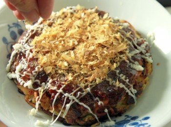 step5: 起鍋後於餅上均勻刷上大版燒醬(也可使用更好取得的烤肉醬)，上頭擠上美奶滋灑上柴魚粉與海苔粉，熱騰騰的廣島燒上桌囉。