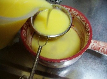 step4: 4.然後以濾網過濾掉雜質(如果濾網不夠細就多過濾一次)