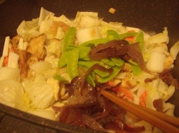 step6: 6.最後加入蓮花夾ˊ木耳ˊ拌炒均勻並<span class="group_2">調味</span> 然後用少許玉米粉水勾點薄芡即可