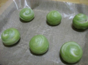 step14: 14.縮口朝下擺上烤盤ˊ放入已經事先預熱的烤箱以170度c烘烤25~30分鐘即可