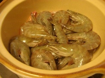 step3: 接著放入處理好的蝦子略為拌炒2分鐘