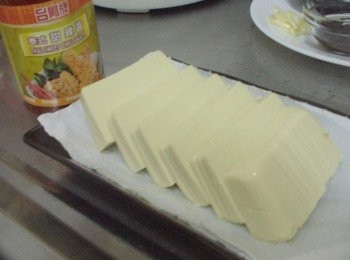 step1: 準備好所需<span class="group_1">材料</span>ˊ盒裝雞蛋豆腐取出ˊ 稍為沖洗一下ˊ然後分成6片