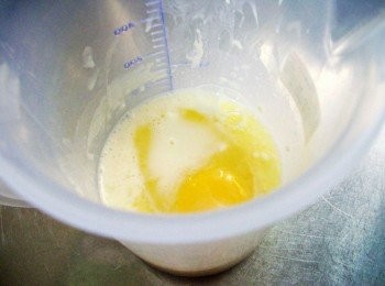 step3: 步驟3靜置完成的麵糊加入雞蛋再次拌勻