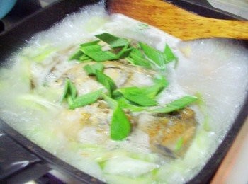 step4: 當米粉熟透ˊ加入<span class="group_2">調味</span>試試味道ˊ最後再擺入蒜綠略滾一下即可。