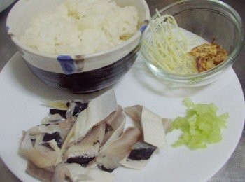 step2: 先準備好所需<span class="group_1">材料</span>ˊ虱目魚解凍清洗後ˊ切小段ˊ芹菜切細末備用