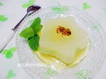 step7: 乾燥白木耳多沖洗幾次ˊ必免腥味ˊ喜歡軟嫩些就悶煮久一點ˊ 喜歡保有脆度略滾即可。 除了用水ˊ搭配鮮奶ˊ杏仁...等都可以隨意運用ˊ 淋醬也可依方便ˊ喜好ˊ自行變化ˊ 蜂蜜ˊ果醬...等都是蠻棒的選擇喔。