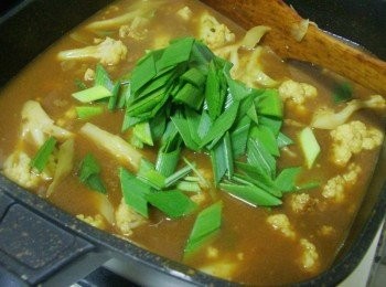 step5: 花椰菜也達到喜好口感時ˊ 再加入剩餘1/3的蒜苗即可