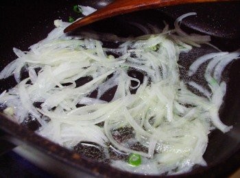 step2: 鍋內加入油3大匙燒熱ˊ先下洋蔥炒出甜味和香氣