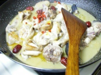 step3: 大火煮滾後改以小火續悶煮30~40分鐘ˊ 完成前再灑上枸杞子和少許鹽<span class="group_2">調味</span>即可