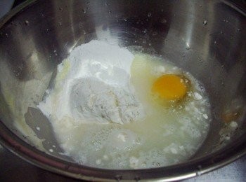 step2: 準備一適合容器ˊ將<span class="group_1">麵糊材料</span>一一擺入