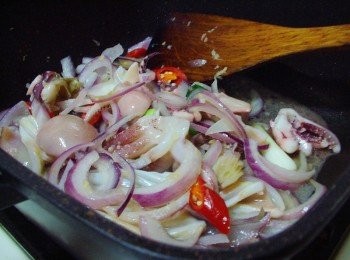 step4: 然後加入魷魚和所有配料拌炒均勻