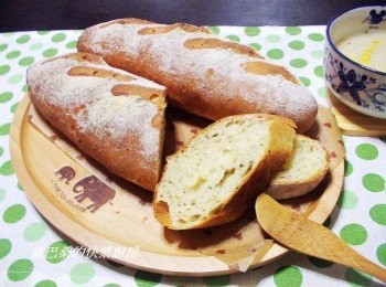 step4: 為了做出法國麵包組織有孔洞的感覺ˊ 我於整型時動作特別輕柔ˊ儘量不破壞它發酵後的內部組織ˊ 真的ˊ想要的那種效果就自然形成了。 這配方其實和之前分享的"法式香草麵包"一樣ˊ 但運用不同方法ˊ真的效果就完全不同喔。 有興趣的自己比較看看ˊ有什麼不一樣。