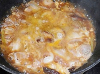 step6: 最後將蛋打散ˊ 以畫圈方式淋於湯汁上ˊ 蛋液呈7~8分熟狀態即可熄火ˊ 完成將其淋蓋於白飯上ˊ擺上蔥綠裝飾ˊ 再灑上少許七味唐辛子即可