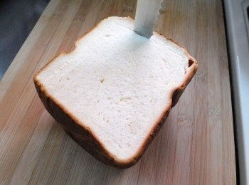 step4: 蜂蜜吐司完成後ˊ取出放涼ˊ然後取吐司底部1/2份量ˊ 延著四周劃到底ˊ各劃一刀