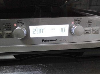 step8: 送入已經事先預熱好的Panasonic蒸氣式微波爐 200度cˊ烘烤10分鐘ˊ至吐司金黃即可