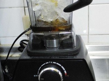 step2: 2.準備適合攪打的果汁機或調理機，加入冰塊500g，梅子醋50cc，
蜂蜜20g，攪打成泥狀，如果果汁機沒有攪打冰沙功能，
要確定無殘留冰塊才不會影響口感喔。