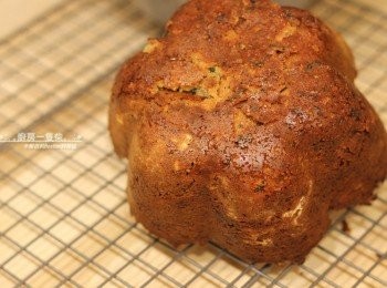 step9: 完後倒入防沾材質的烤模或馬芬蛋糕杯烘烤也行，不一定要使用Kaiser這個模具。