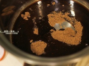 step8: [焦糖果凍液]黑糖100g + 冷開水16g，放入不銹鋼鍋中輕輕搖晃，使黑糖與冷水混合。