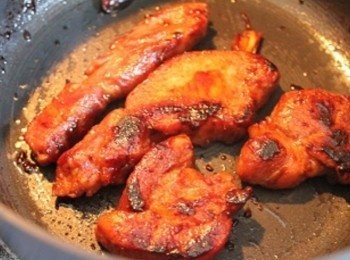 step4: 蒸好的叉燒肉, 連同滷汁一起倒入鍋中, 用中大火燒至醬汁微微收乾即完成 ** 收乾醬汁的同時請不時的攪拌, 以防醬汁與叉燒肉燒焦