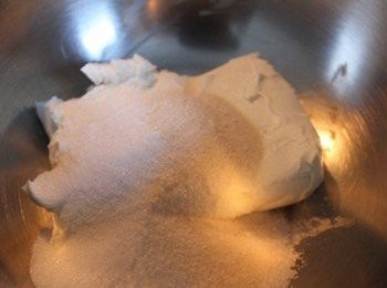 step2: 製做<span class="group_2">乳酪糊</span>: 利用隔水加熱的方式, 在攪拌盆裡放奶油乳酪/糖/吉利丁粉10g