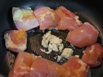 step1: 用少許油爆香蒜末, 加入雞腿肉與少許咖哩粉炒香