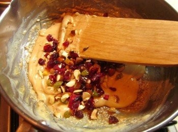 step7: 加入台東洛神花蜜餞.綜合堅果碎拌勻