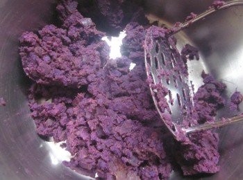 step2: 趁熱壓成泥狀,如果喜歡有點顆粒,不要壓太碎