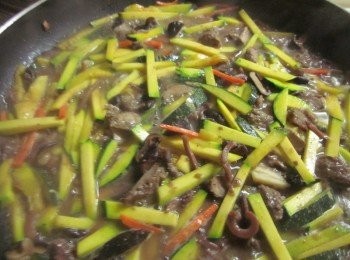 step2: 鍋中放油及油蔥酥爆香魷魚.香菇,續放南瓜.肉絲.胡蘿蔔,加醬油.白胡椒粉炒至南瓜熟軟(不要炒太爛,南瓜會糊掉),試味道不夠鹹再加塩調味,起鍋備用